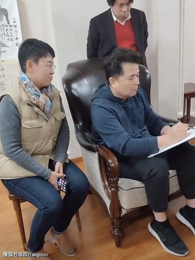 64岁主持人毕福剑近照曝光，村里扛扁担干农活，牙齿豁口脸发福（组图） - 10