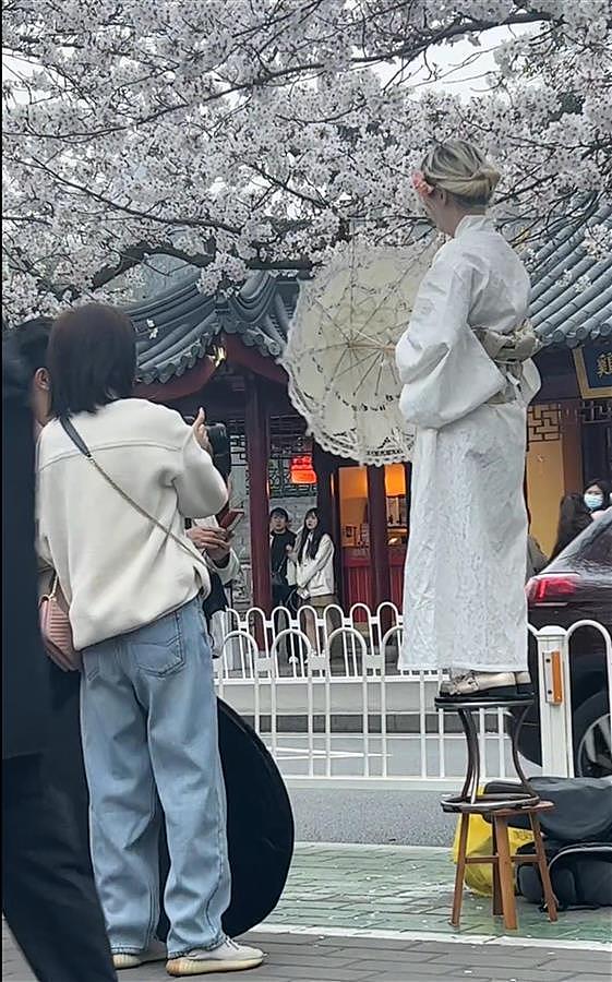 女子穿和服在南京鸡鸣寺樱花下拍照？警方：处理工作正在开展（组图） - 1