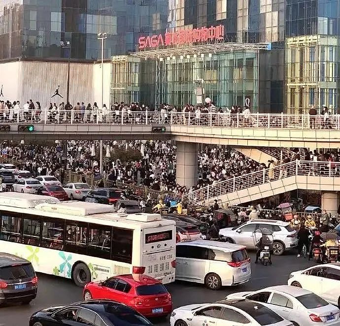 长沙一饭店排队4000桌，各地景区爆满！迷惑的一幕却发生了（组图） - 5