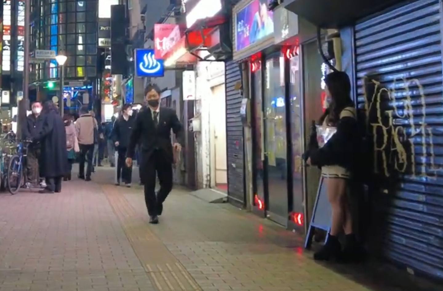 东京美女站街等嫖客，情况失控，卖淫价码曝光（组图） - 5