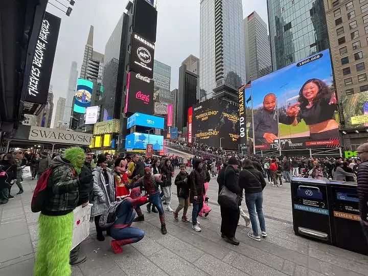 花275元就能登上纽约时代广场大屏，华人做起代拍业务（组图） - 6