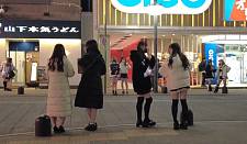 东京美女站街等嫖客，情况失控，卖淫价码曝光（组图）