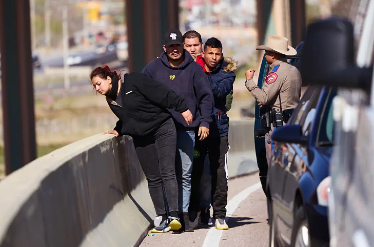 非法移民遭警方追捕，跳下立交桥！现场血溅满地人昏迷（组图） - 2