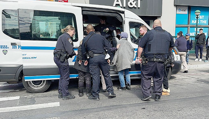 多名华女街头被拷走，押上警车！她们犯下这个罪...（组图） - 5