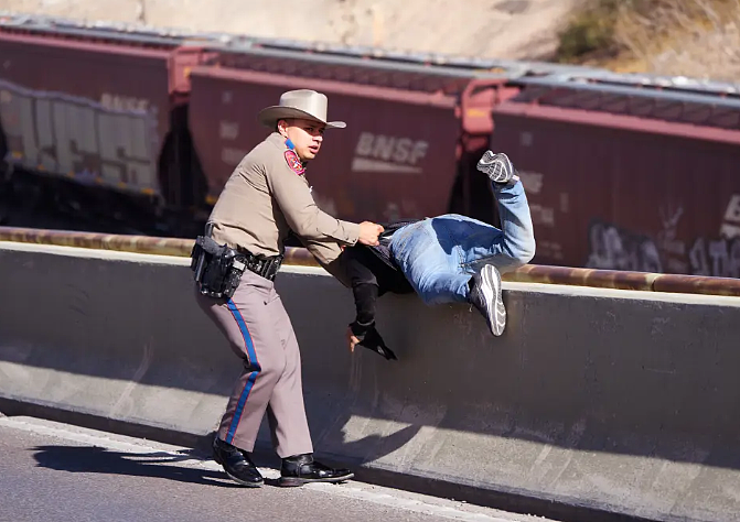 非法移民遭警方追捕，跳下立交桥！现场血溅满地人昏迷（组图） - 3