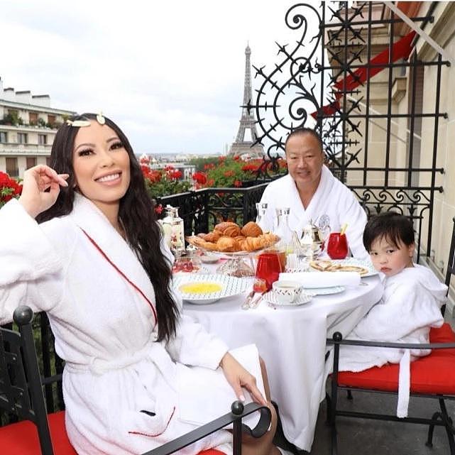 40岁华裔女星穿“纸雕裙”，内搭空气，被指给整形医生丈夫当模特（组图） - 5