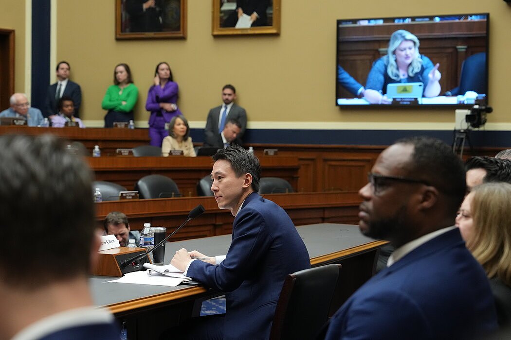 TikTok首席执行官周受资在周四的听证会上听取国会众议员凯特·坎马克的提问。