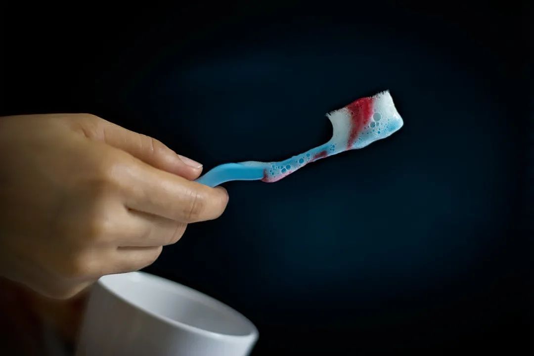 刷牙总出血？说明你出现这个问题了！不这样解决，牙齿可能会被拔光（组图） - 1