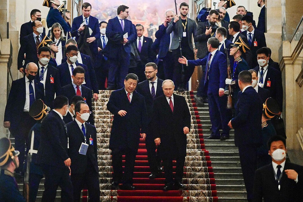 俄罗斯官方媒体周二发布的照片显示，俄罗斯总统普京与中国国家主席习近平一起离开为他们在克里姆林宫会晤后举行的招待会。