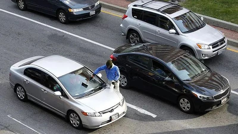 站在路口乞讨的珀斯人，到底经历了什么…（组图） - 1