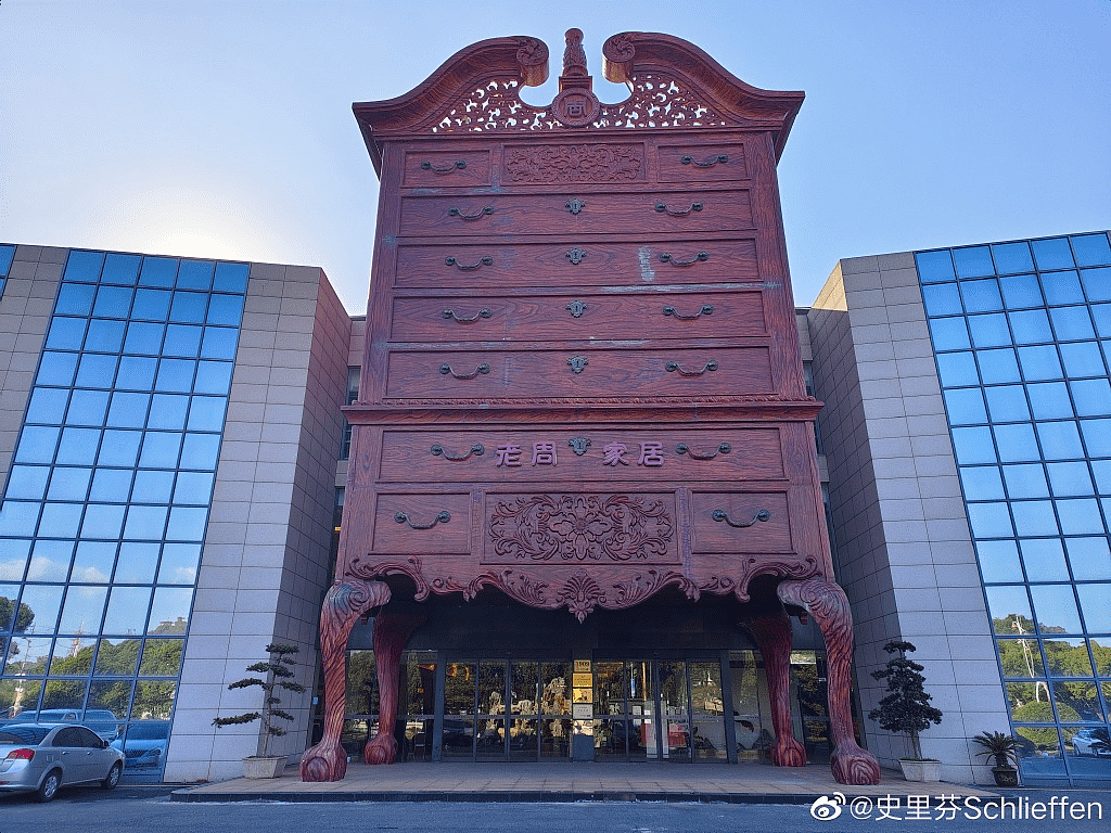 上海“出柜大楼”火速蹿红，网友：柜子成精了（组图） - 1