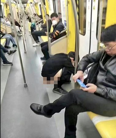 中国男子地铁上脱裤“开大”！一旁乘客看到吐了（视频/组图） - 2