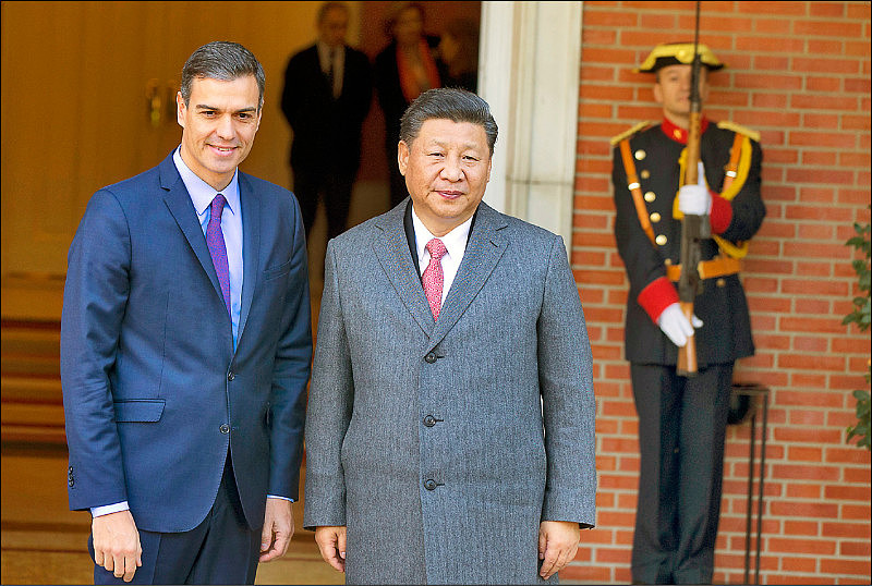 西班牙总理桑杰士即将访问中国，与中国国家主席习近平会面。 图为桑杰士二○一八年十一月在马德里接待来访的习近平。 （美联社档案照）