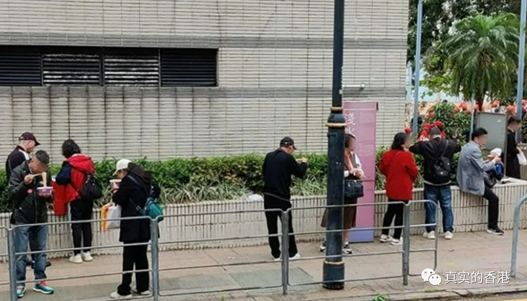 内地旅行团在香港公厕边吃泡面，游客：香港旅游环境太差，不想再去了（组图） - 11