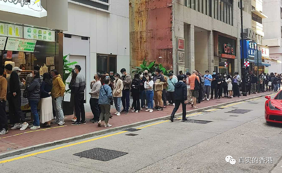内地旅行团在香港公厕边吃泡面，游客：香港旅游环境太差，不想再去了（组图） - 3
