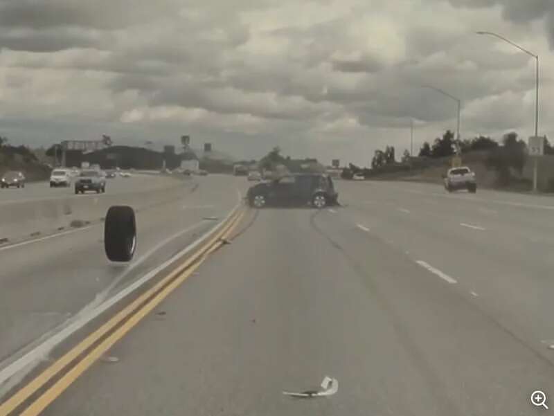 特斯拉监控拍下高速惊人一幕：车飞起，空中转体360°，人没事儿（视频/组图） - 8