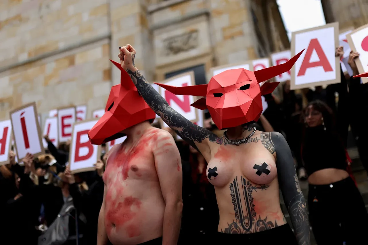 只贴胸贴！8美女裸上身站街头，血淋淋抗议吁立法禁斗牛（组图） - 1