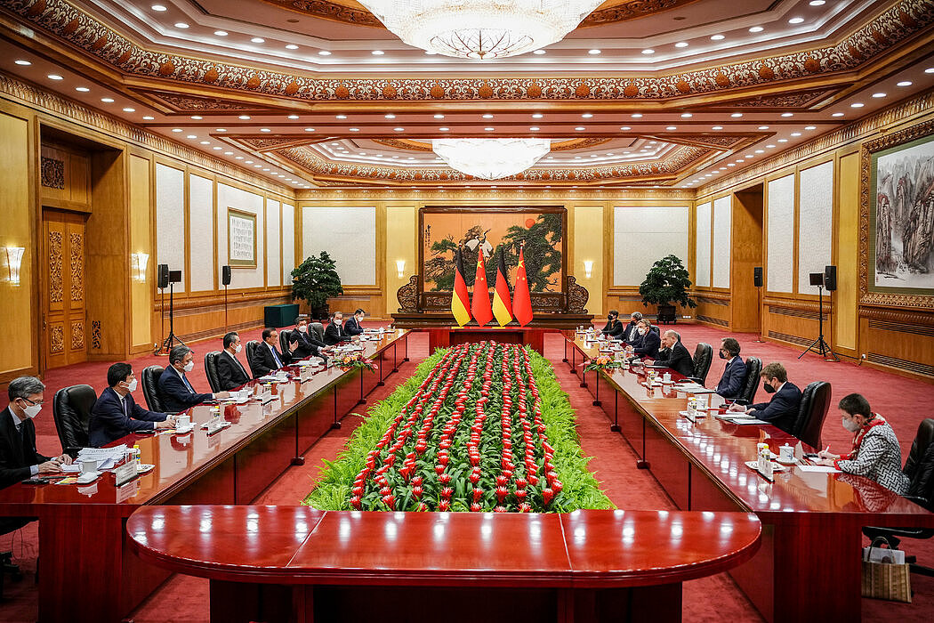 德国总理朔尔茨（右四）11月在北京与中国总理李克强（左五）举行会谈。