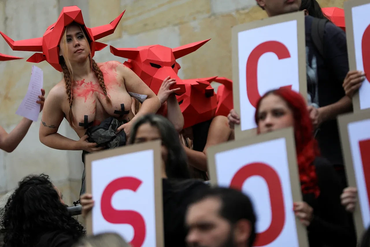 只贴胸贴！8美女裸上身站街头，血淋淋抗议吁立法禁斗牛（组图） - 4