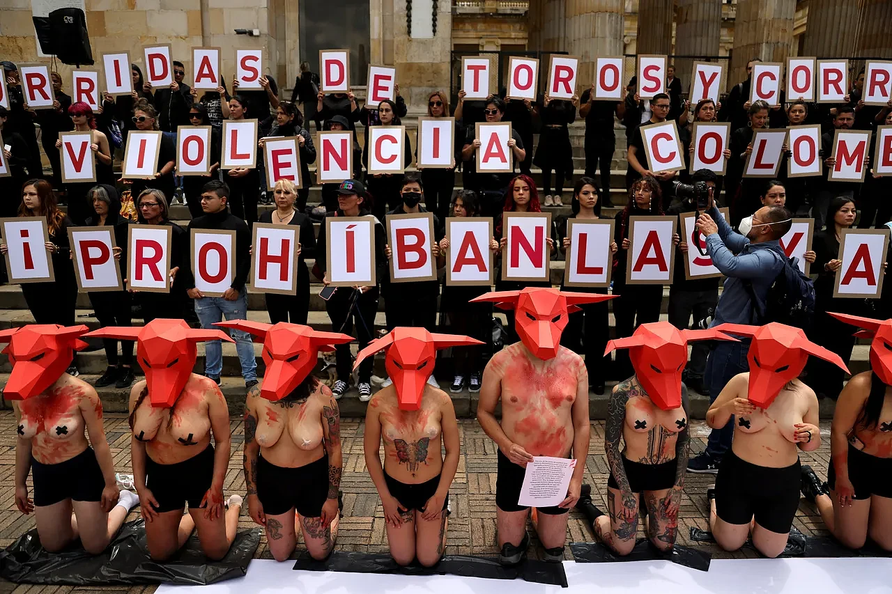 只贴胸贴！8美女裸上身站街头，血淋淋抗议吁立法禁斗牛（组图） - 6