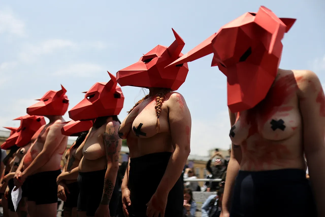 只贴胸贴！8美女裸上身站街头，血淋淋抗议吁立法禁斗牛（组图） - 5