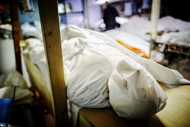 搬尸工自述：劣质运尸袋不够用床单裹，排泄物喷溅，一次装110具（组图） - 2