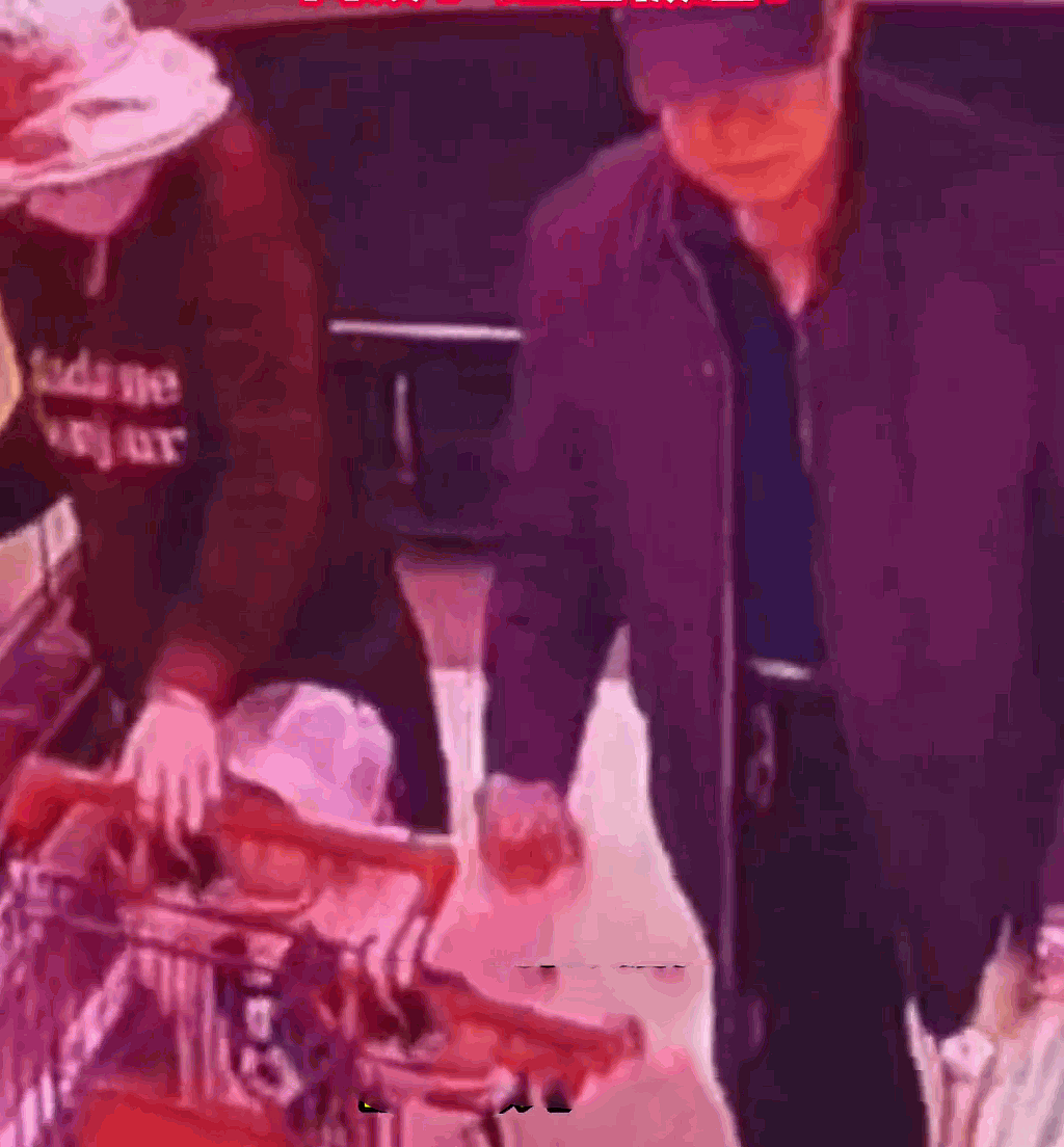 中国7旬老人超市伸手牵走2岁女孩！遭母夺回称“你还挺厉害”，网民质疑警方不作为（视频/组图） - 2
