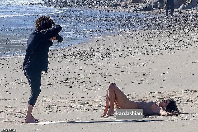 42岁金·卡戴珊躺沙滩拍照，身形太饱满，体脂率不足19%让人难信服（组图） - 4