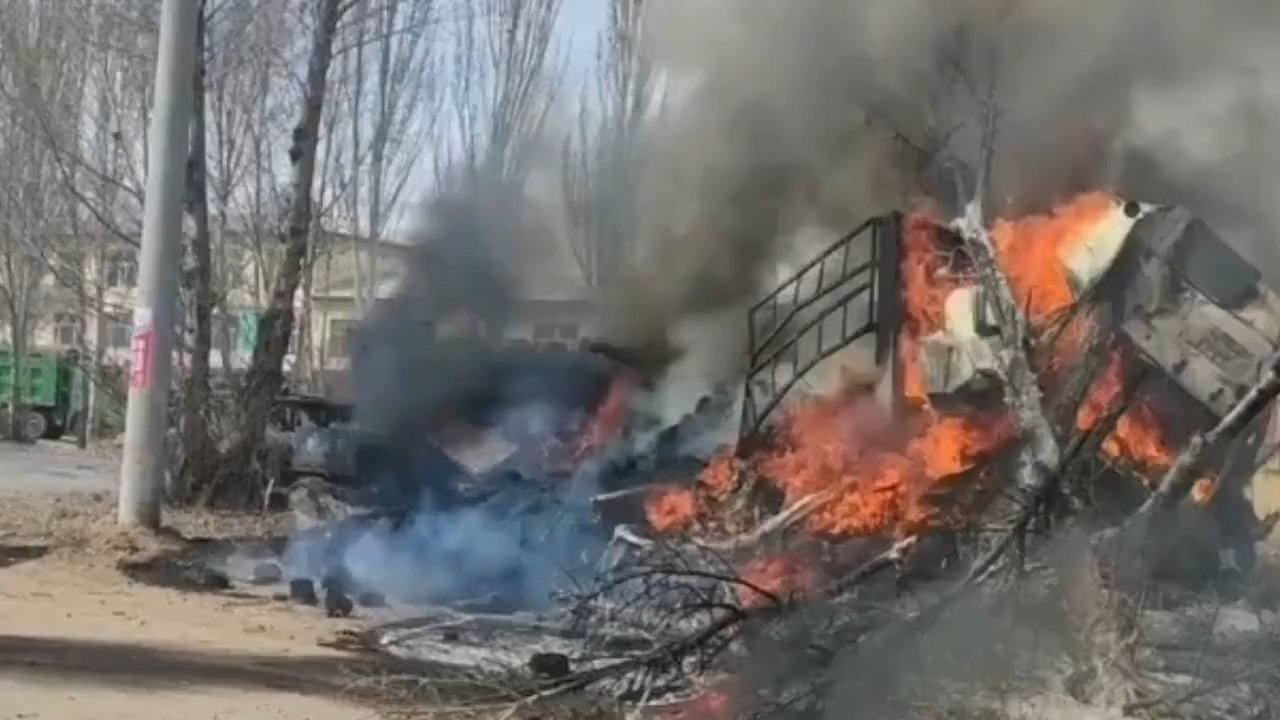 3人被活活烧死！中国货柜车与越野客车相撞起火，酿夺命车祸（视频/组图） - 1