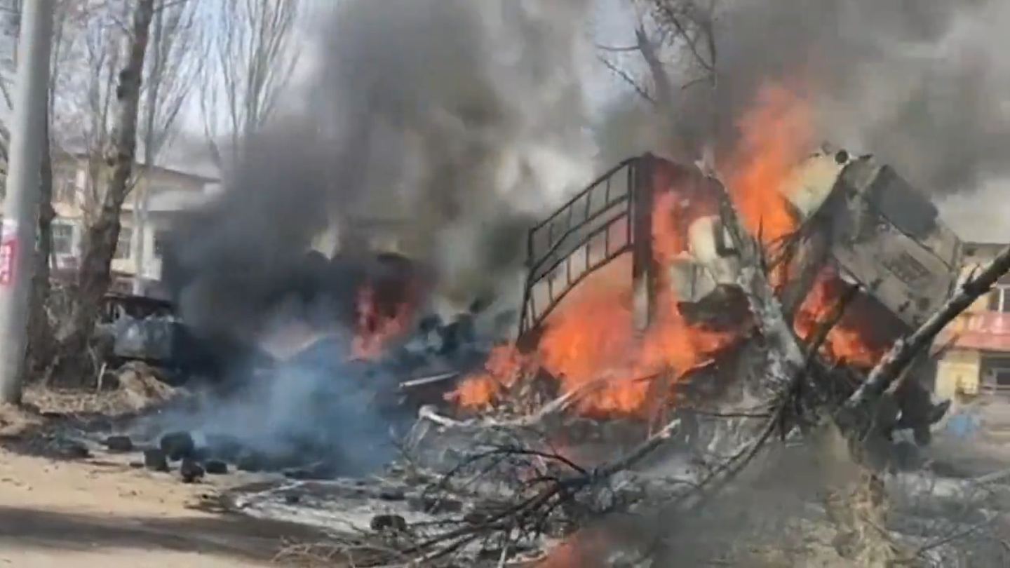 3人被活活烧死！中国货柜车与越野客车相撞起火，酿夺命车祸（视频/组图） - 2