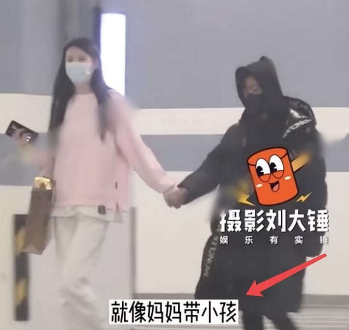 马蓉带一双儿女回老家，和孩子们一起看书超温馨，打扮靓丽好时髦（组图） - 8