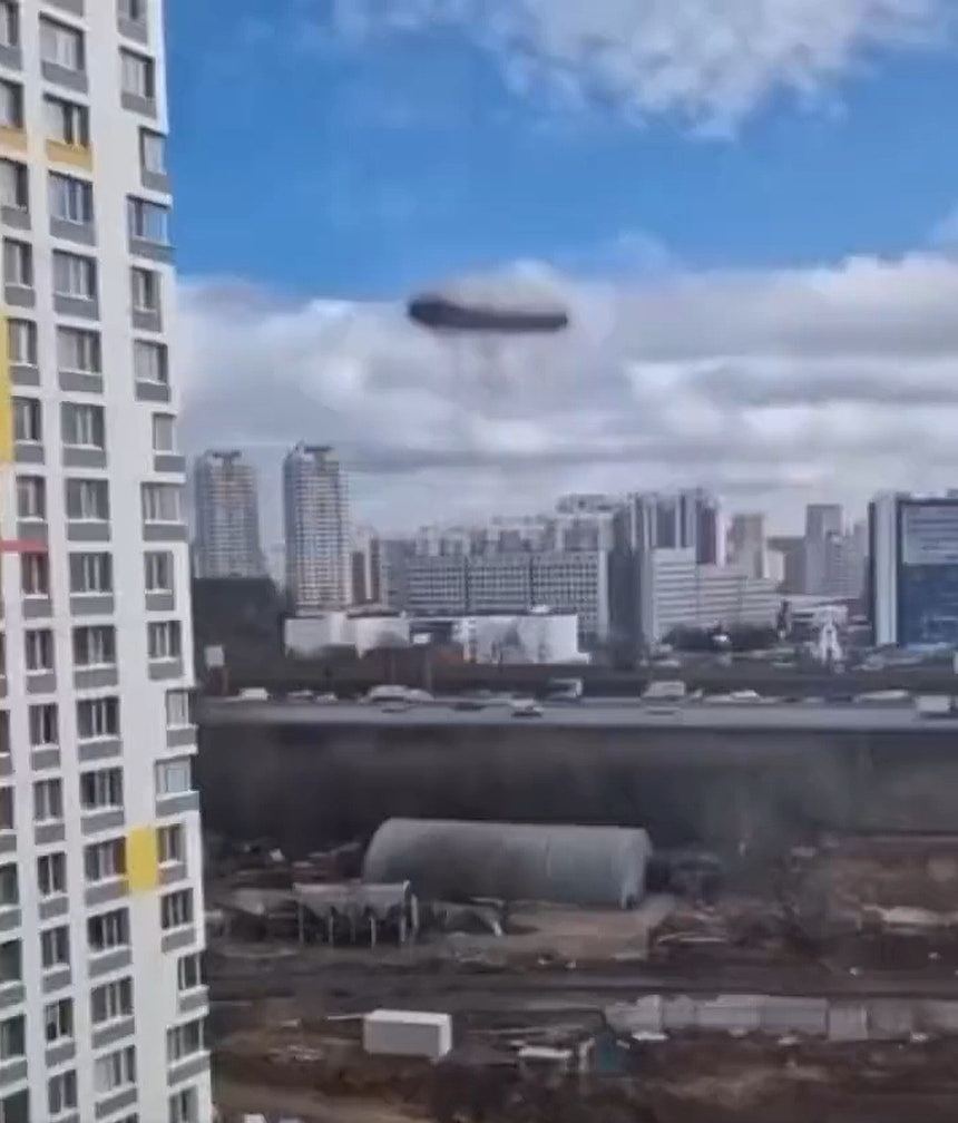 外星人还是异次元传送门？莫斯科现巨大“黑色烟圈”，网友热议（组图） - 2