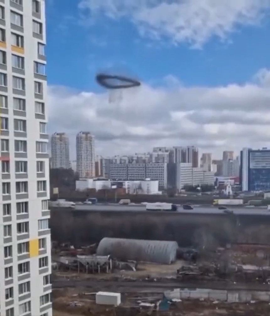 外星人还是异次元传送门？莫斯科现巨大“黑色烟圈”，网友热议（组图） - 4