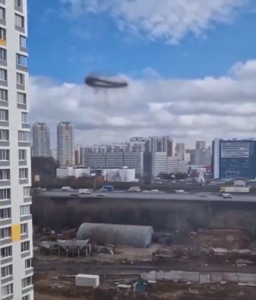 外星人还是异次元传送门？莫斯科现巨大“黑色烟圈”，网友热议（组图） - 3