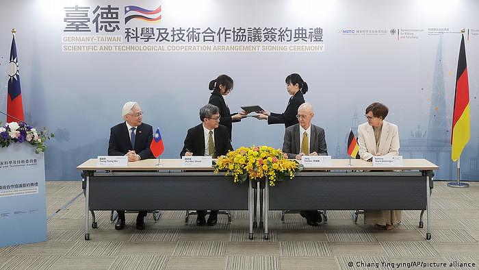 德国教研部长施塔克・瓦青格3月21日访台，台湾驻德代表谢志伟与国科会主委吴政忠出席德台科技合作协议签署仪式。