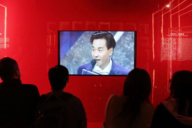 市民在展厅内观看张国荣经典瞬间。