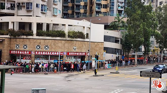 挤爆了！内地旅客逼爆香港社区，街坊寸步难行（组图） - 4
