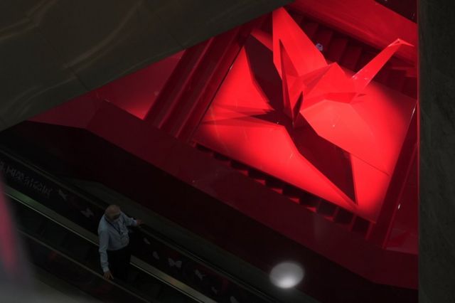 展览馆内地下大堂设有一只红色巨型纸鹤。