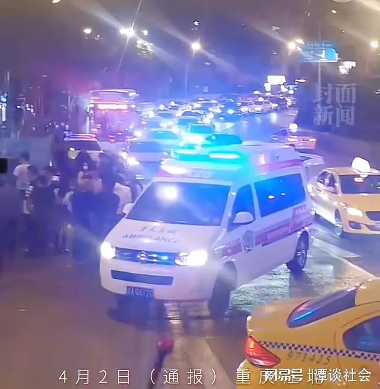 现场视频曝光！重庆男子抡菜刀随机砍杀路人，多名市民挺身而出将其制服（视频/组图） - 4