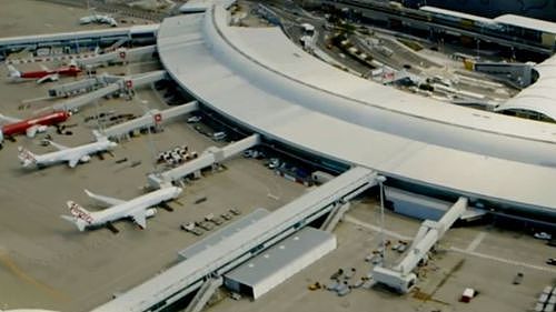 布里斯班机场发生技术故障，被迫手动搬运行李！大批旅客登机时延误（组图） - 2
