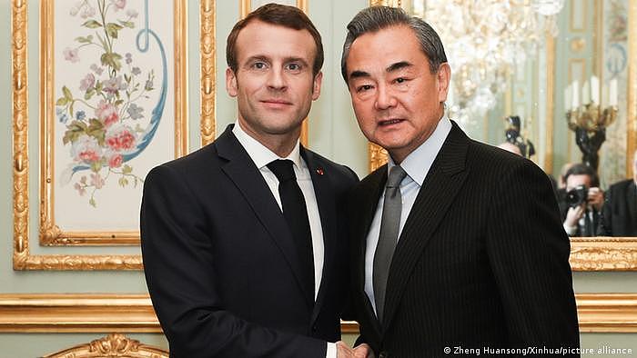 图为法国总统马克龙2019年于巴黎见时任中国外交部长王毅。