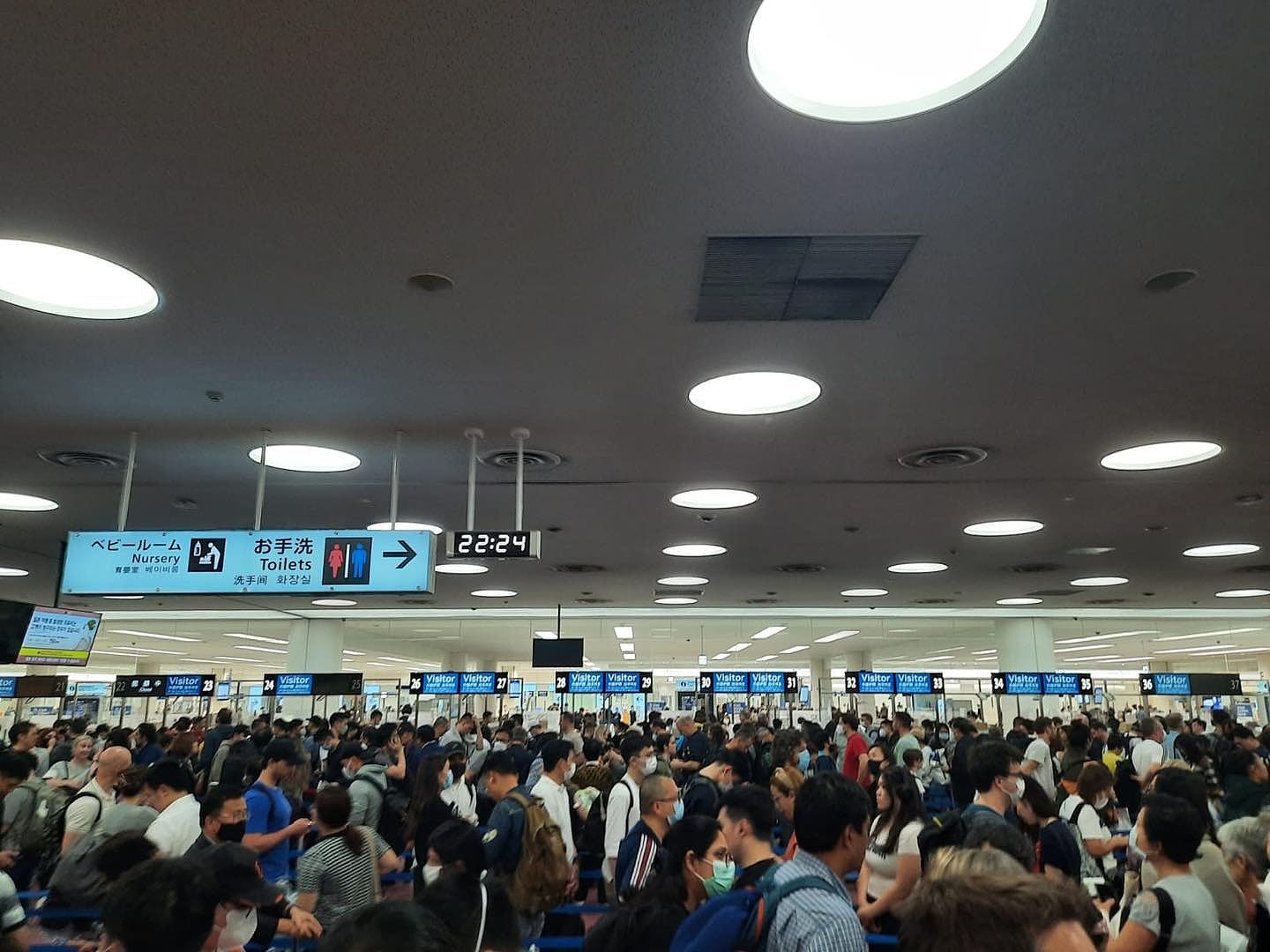 东京机场逼爆！旅客亲述3小时排队等入境：差两班车滞留机场（组图） - 6