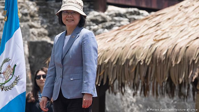 4月1日，台湾领导人蔡英文在访问危地马拉玛雅遗址期间进行官方留影。