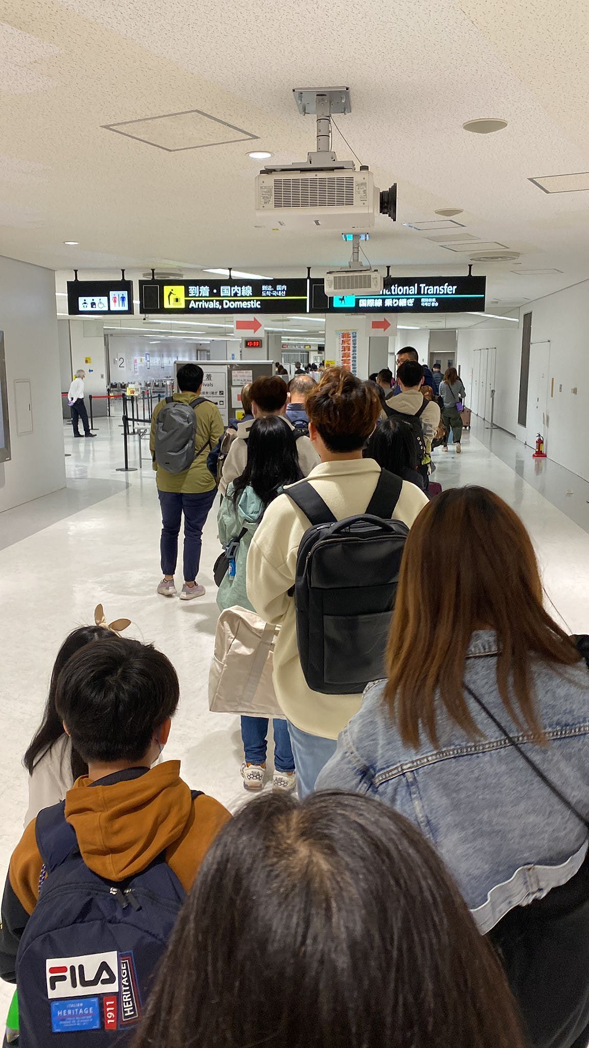 东京机场逼爆！旅客亲述3小时排队等入境：差两班车滞留机场（组图） - 1