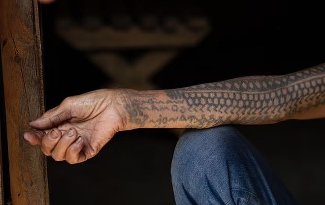 荣登《Vogue》最年长的封面明星！106岁菲律宾纹身师展现“力量、勇敢”（组图） - 5