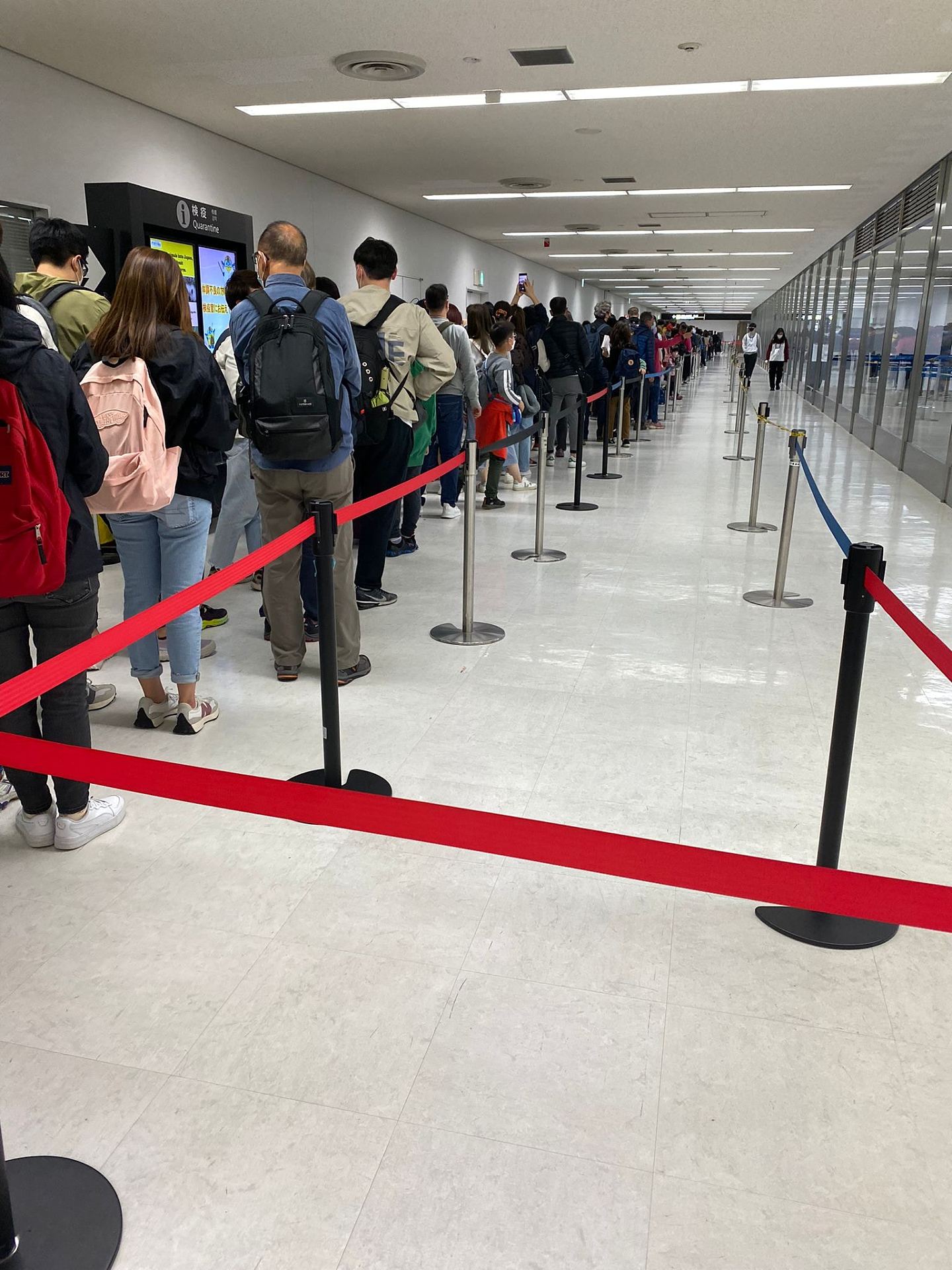 东京机场逼爆！旅客亲述3小时排队等入境：差两班车滞留机场（组图） - 3
