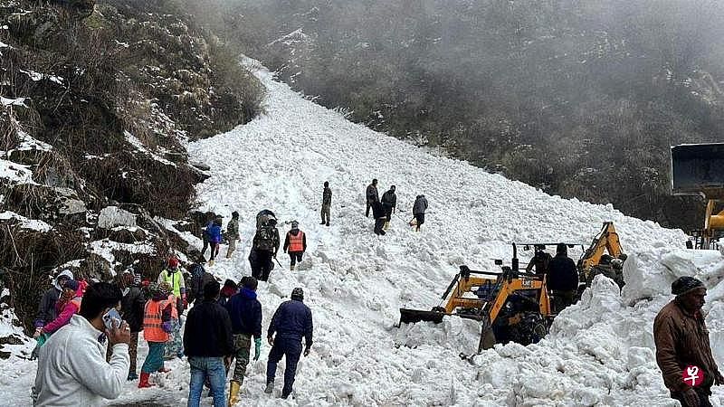 印度锡金邦发生雪崩，六游客死30人伤（图） - 1