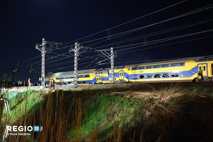 荷兰火车相撞出轨起火至少50伤多人重伤！车厢残骸扭曲至难以辨认（组图） - 13