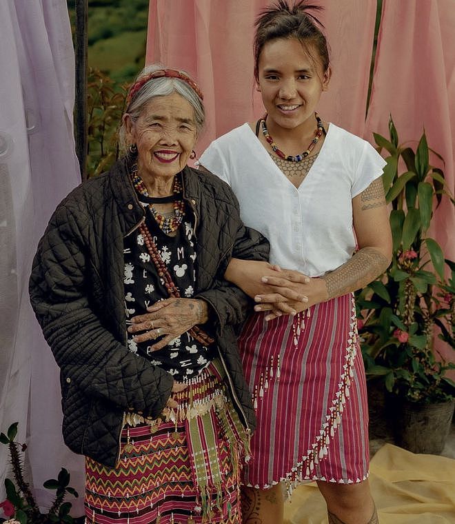 荣登《Vogue》最年长的封面明星！106岁菲律宾纹身师展现“力量、勇敢”（组图） - 3