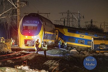 荷兰火车相撞出轨起火至少50伤多人重伤！车厢残骸扭曲至难以辨认（组图） - 7